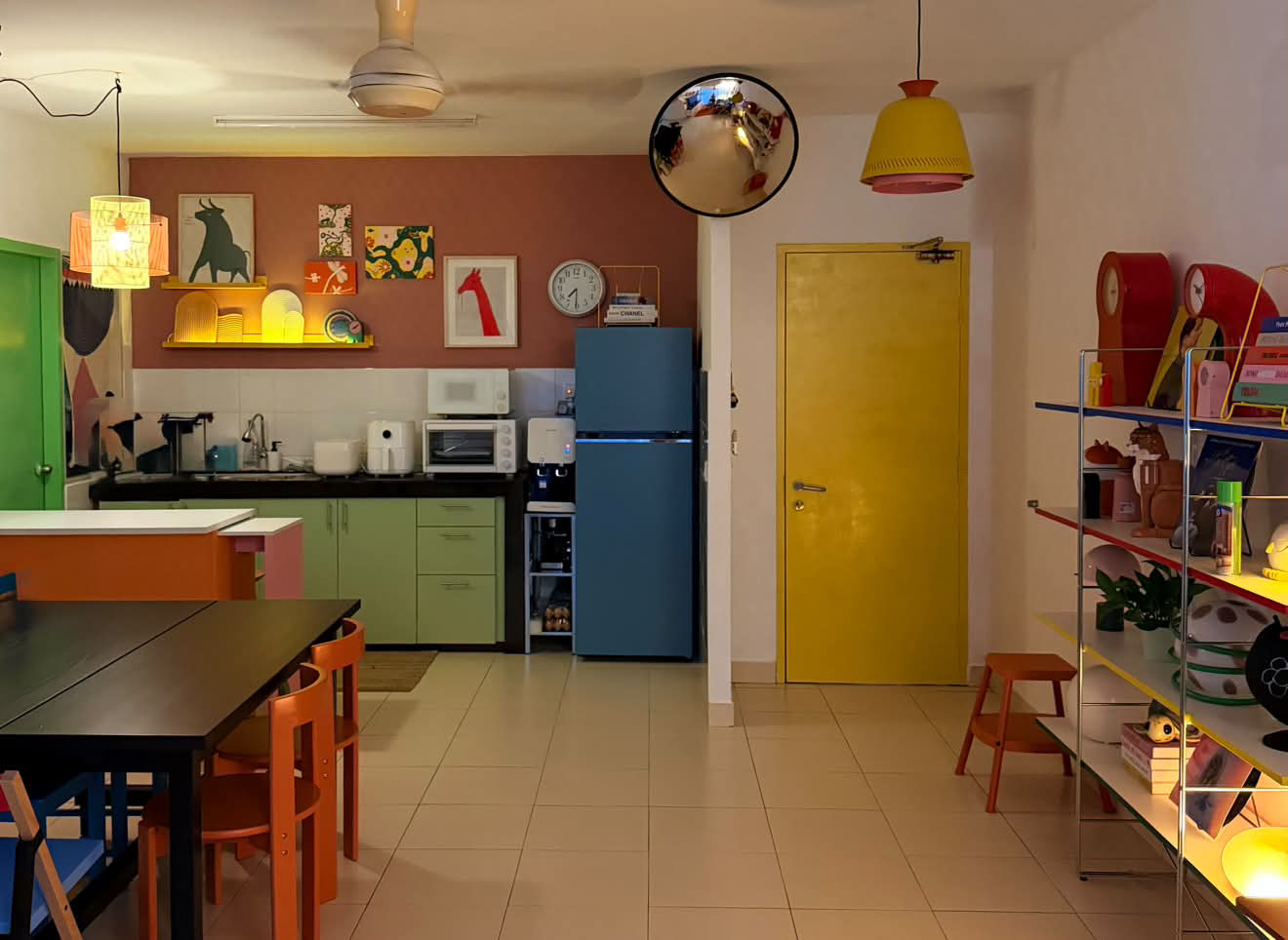 Hiasan dopamine ceriakan jiwa pemilik rumah dengan warna dan perabot berani