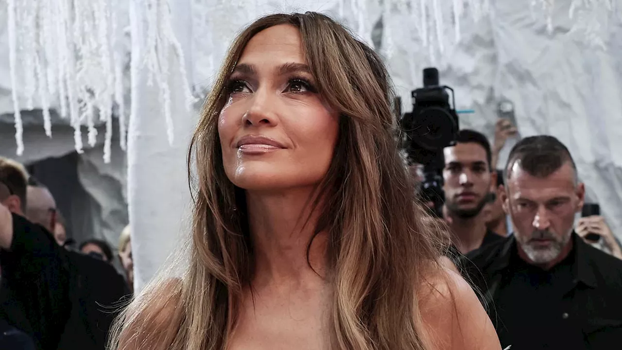 Jennifer Lopez Memukau dengan Gaun Beaded Transparan di Paris Haute Couture