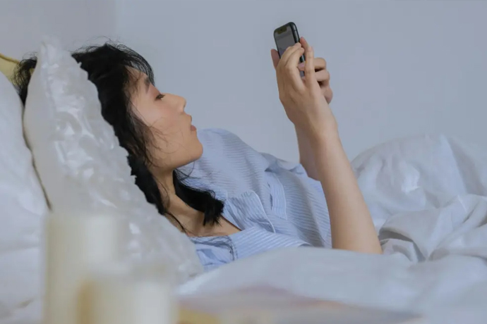 Kebiasaan Membuka Ponsel Usai Bangun Tidur Bisa Ganggu Produktivitas