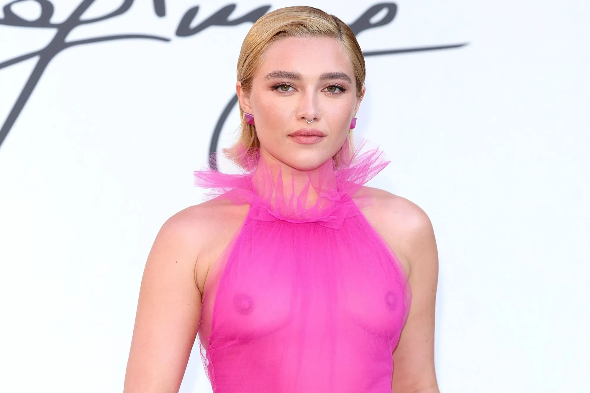 Nipple flashing jadi gerakan kekuatan di karpet merah: dari net dress Emily Ratajkowski hingga gaun…