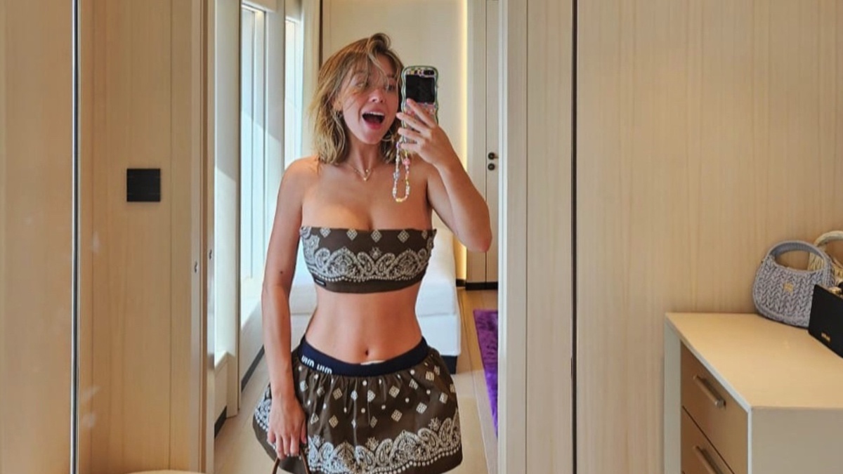 Sydney Sweeney Tampil Berani dengan Cardigan Syrn Berpotongan Rendah seharga $69