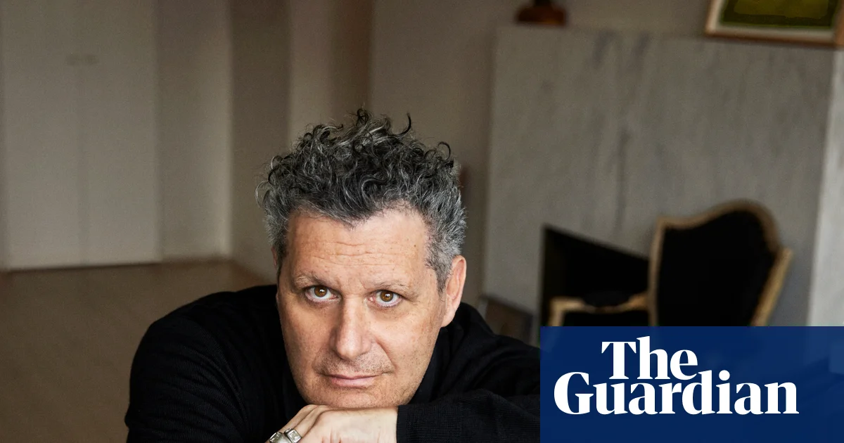 Isaac Mizrahi: Di Panggung, Gaya, dan Warisan Unzipped