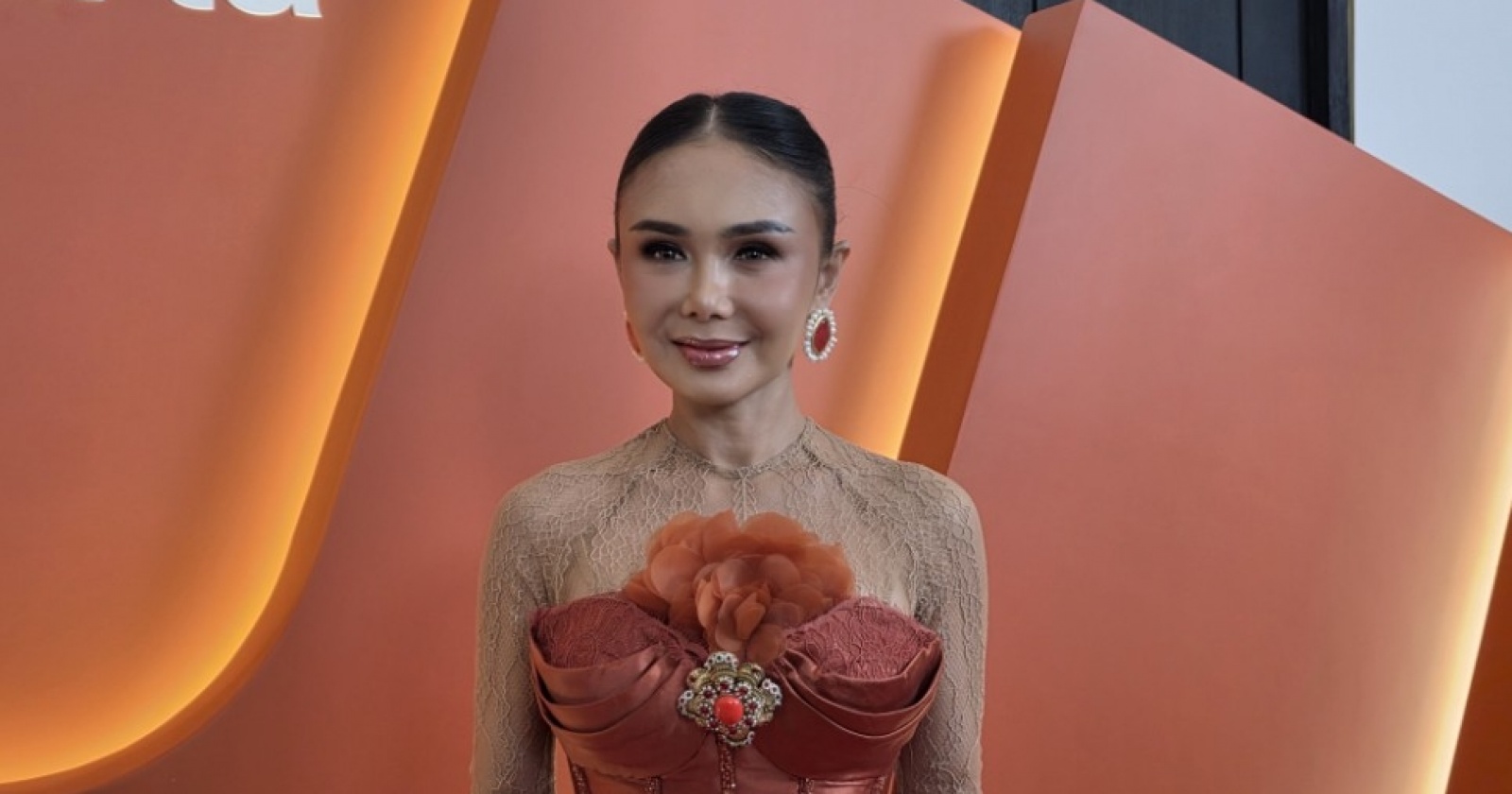 Tanpa Jarum dan Operasi, Ini Rahasia Kulit Yuni Shara di Usia Setengah Abad