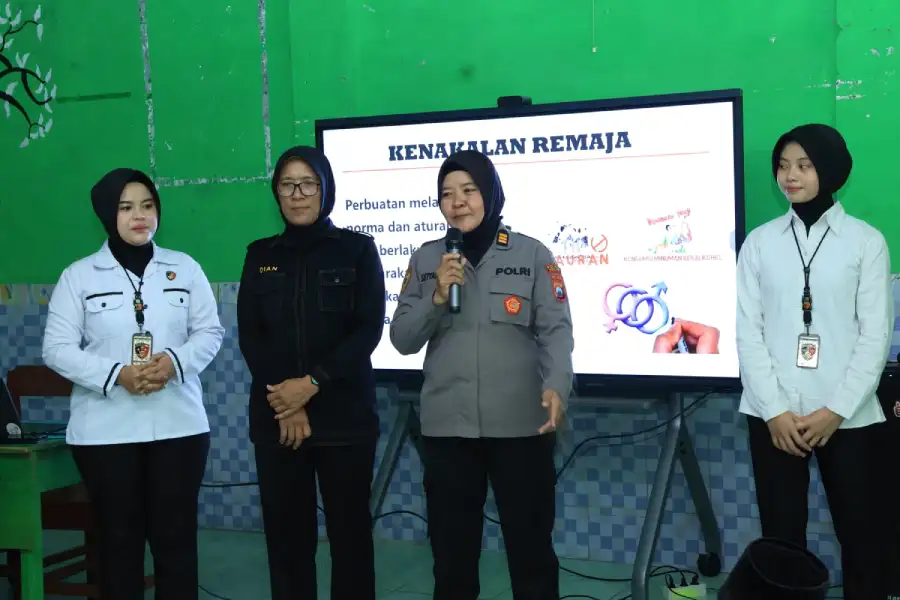 Polwan Ngawi Edukasi Santri Ponpes Mambaul Hikmah soal Kesehatan Mental, Kenakalan Remaja, dan Tertib…