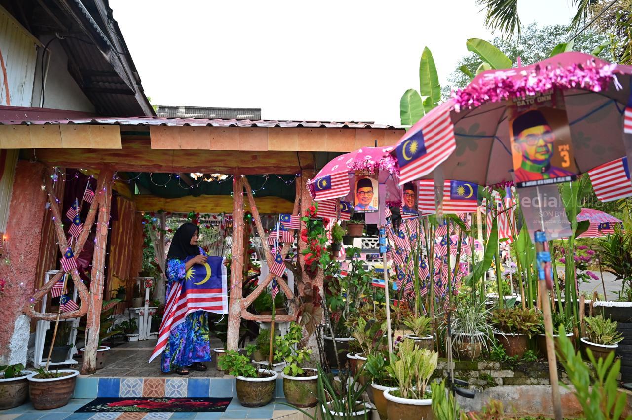 Potret PM jadi ‘penyeri’ hiasan rumah Kitam Mat Deris sambut Merdeka
