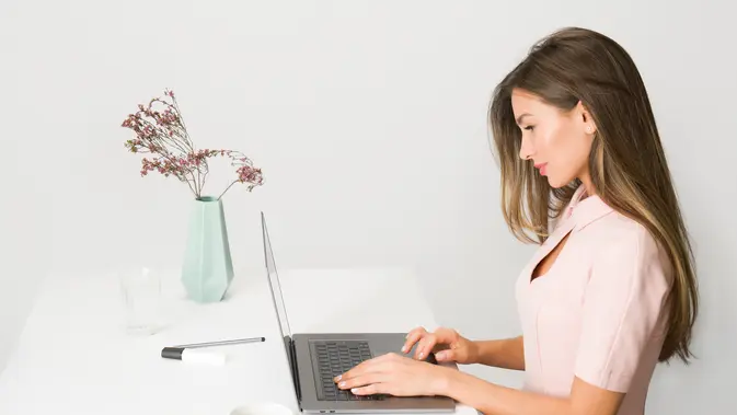 Panduan Rutinitas Stretching yang Efektif di Kantor untuk Wanita Karir