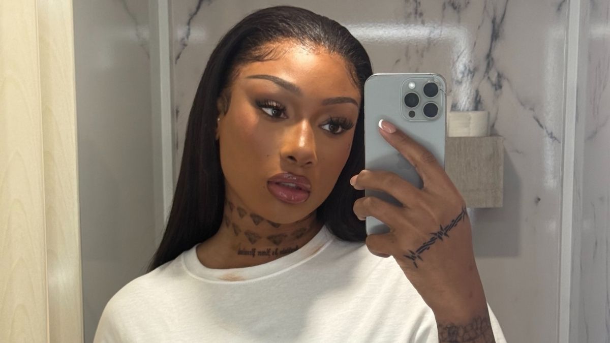 Megan Thee Stallion Tampil Berani dengan Scarf Top True Religion dan Jeans Senada