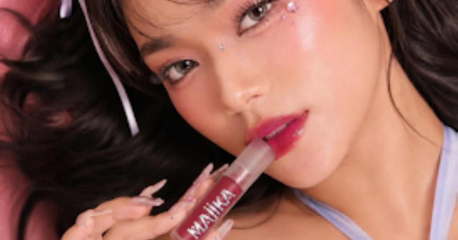 Tampil Elegan Tanpa Rias Tebal: Andalkan Lip Tint dan Parfum Berkarakter