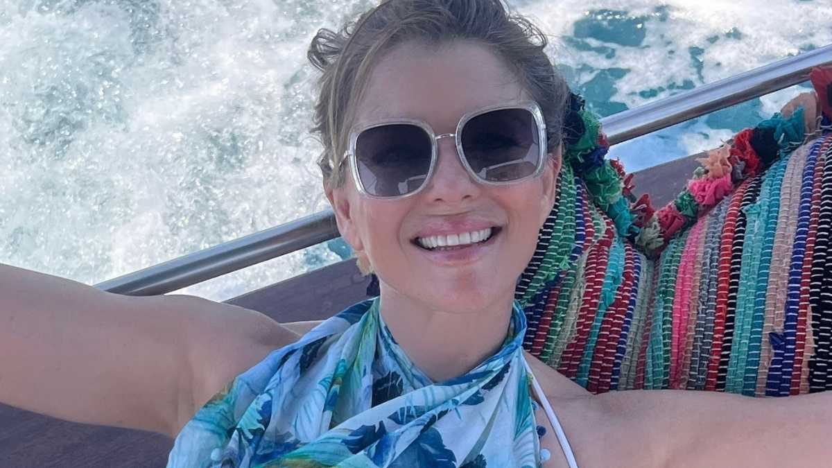 Elizabeth Hurley Tampil Memikat dengan Rok Leatherette Berumbai Joseph Ribkoff