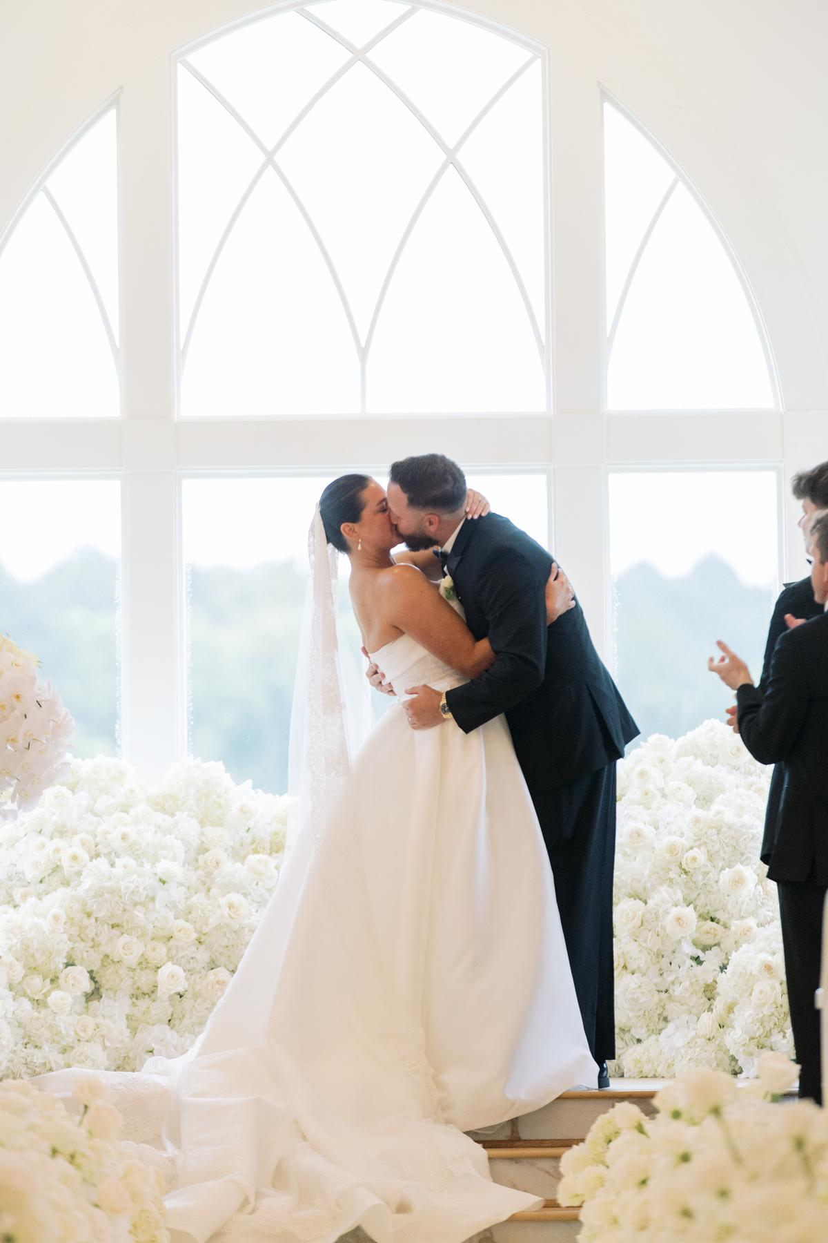 Timeless Black Tie: Perayaan Pernikahan Dua Dekade yang Ditunggu