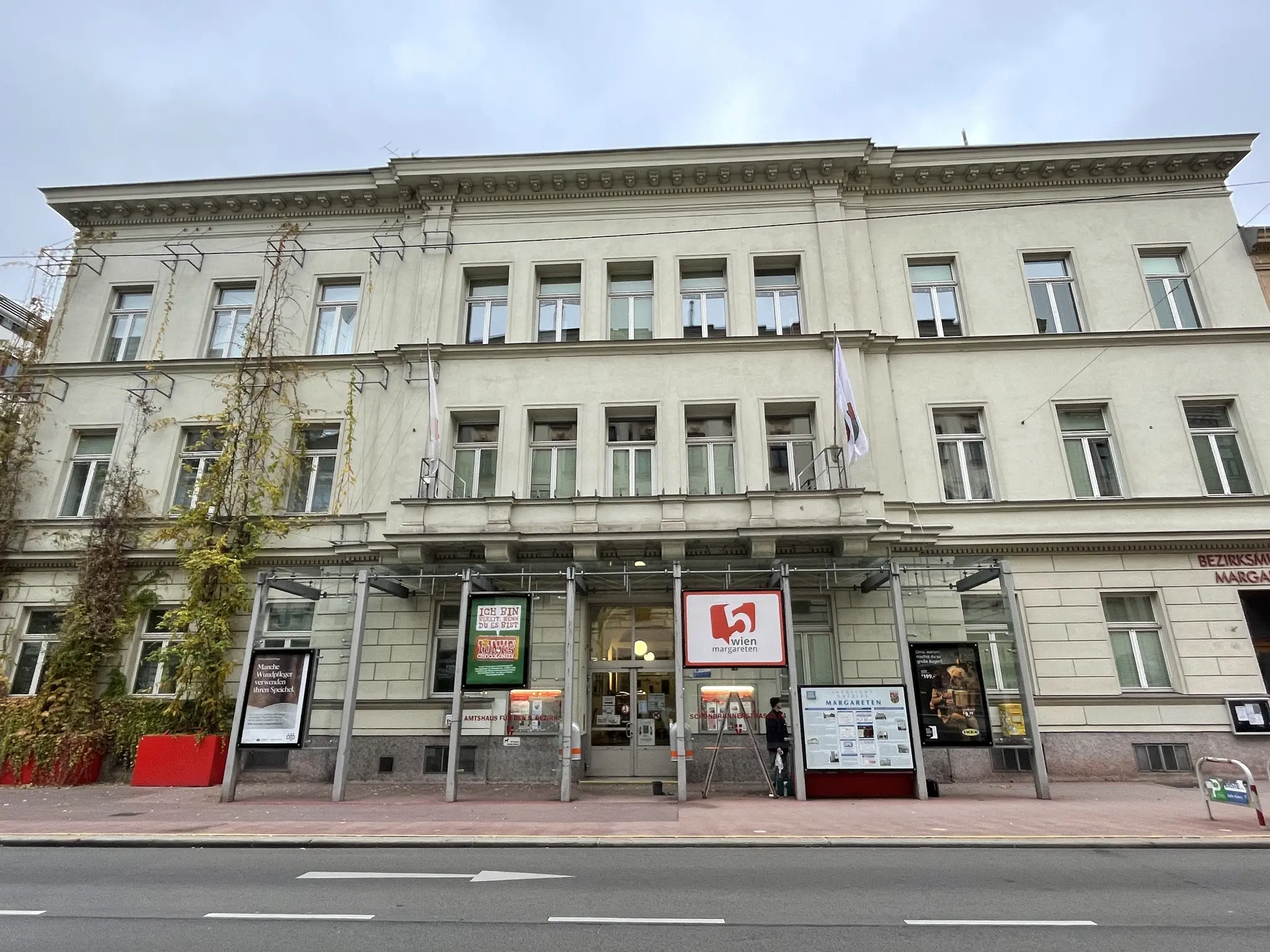 Wunderkammer Margareten: Katja Svejkovsky Tampilkan Lukisan di Amtshaus